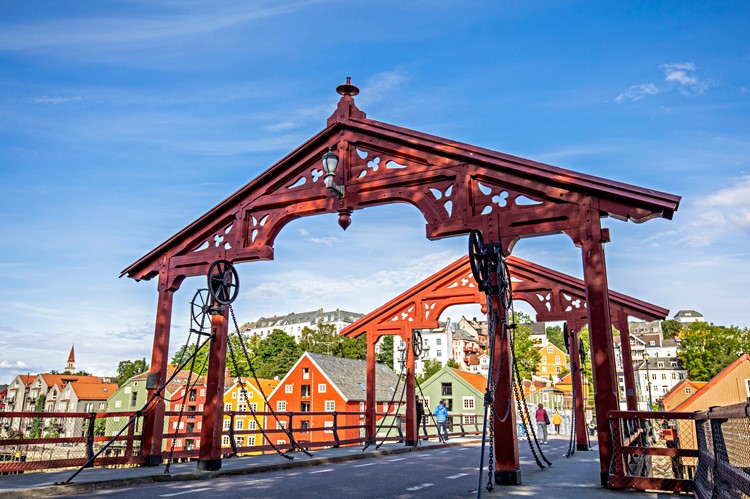 De oude stadsbrug, Gamle Bybro, in Trondheim, Noorwegen